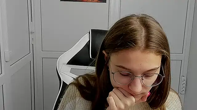 Mia kristal online show from April 5, 2026, 7:04 am