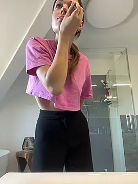 SophiaWestend online show from April 8, 2026, 8:49 am