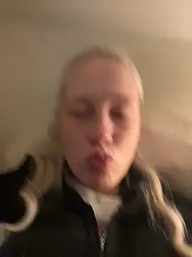 LeniMaria online show from March 27, 2026, 6:09 pm