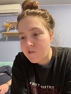 Snapshot of charmingggirl chatting on April 15, 2026, 3:27 pm charmingggirl online show from April 15, 2026, 3:27 pm