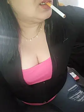 emiliecurvy83 online show from April 15, 2026, 11:59 am