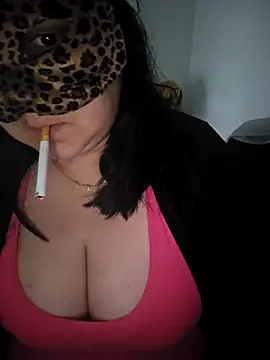 emiliecurvy83 online show from April 23, 2026, 1:02 pm