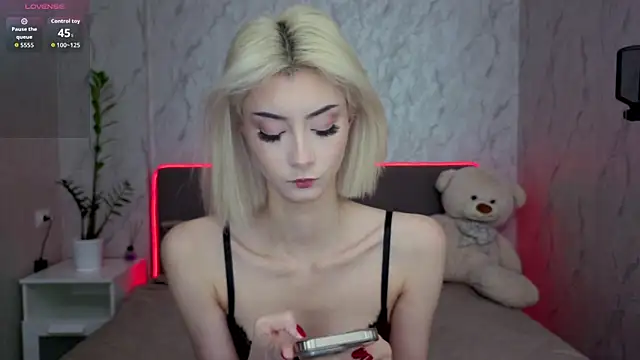 kittysocutie online show from May 14, 2026, 12:07 am