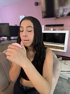 Snapshot of Ferrari_Pink chatting on April 3, 2026, 12:28 am Ferrari Pink online show from April 3, 2026, 12:28 am