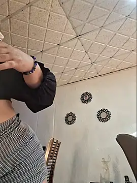 Snapshot of laurabassii chatting on April 11, 2026, 10:13 pm laurabassii online show from April 11, 2026, 10:13 pm