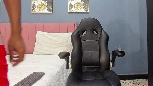 Snapshot of tom_strong1 chatting on April 1, 2026, 12:13 am tom strong1 online show from April 1, 2026, 12:13 am