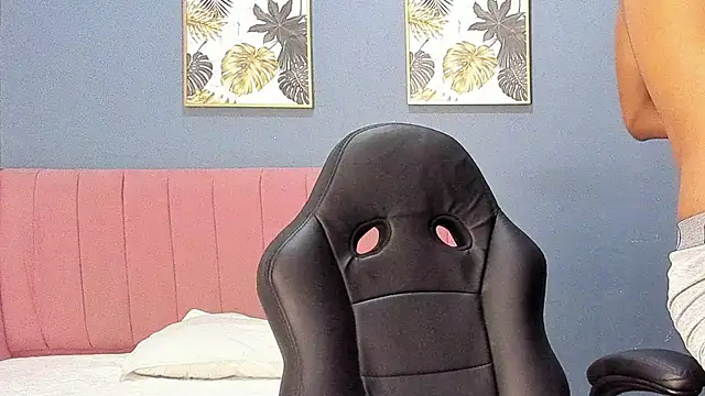 Snapshot of tom_strong1 chatting on March 31, 2026, 12:01 am tom strong1 online show from March 31, 2026, 12:01 am