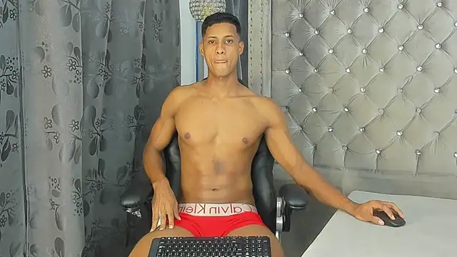 Snapshot of tom_strong1 chatting on April 13, 2026, 12:14 am tom strong1 online show from April 13, 2026, 12:14 am