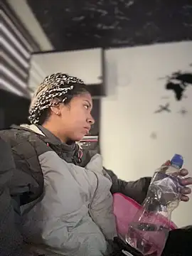 Laila LS online show from April 15, 2026, 1:26 pm