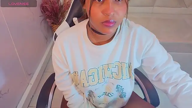 Snapshot of naomitp chatting on May 28, 2026, 12:33 pm naomitp online show from May 28, 2026, 12:33 pm