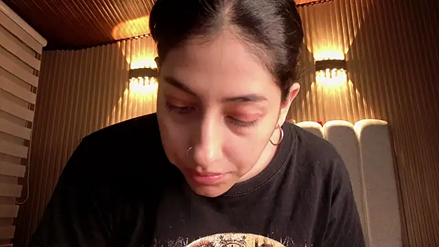 Melannyy V online show from April 6, 2026, 1:23 pm