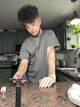 dommydom7177 online show from April 3, 2026, 5:08 pm