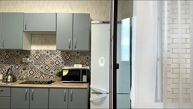 LypsiXo online show from April 17, 2026, 1:25 pm