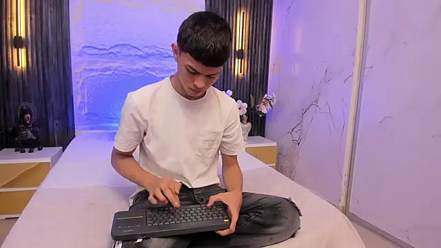 Apolo jonnes online show from April 16, 2026, 2:23 am