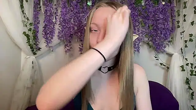 ElfGirlAna online show from April 6, 2026, 3:02 pm