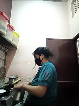 Snapshot of REENA-STRIP chatting on May 6, 2026, 5:17 pm REENA-STRIP online show from May 6, 2026, 5:17 pm