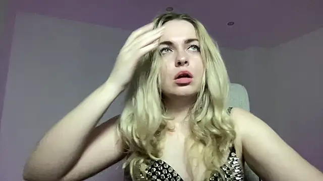 EvaKraz online show from April 15, 2026, 9:15 pm