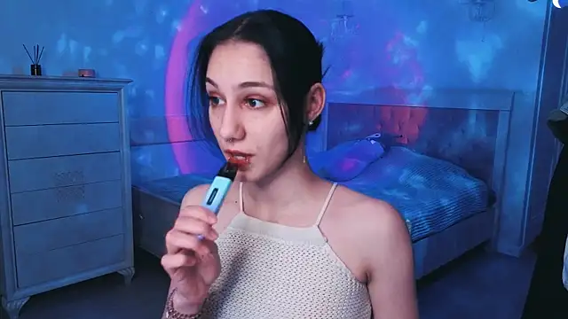 Snapshot of MilaVey chatting on April 13, 2026, 7:18 pm MilaVey online show from April 13, 2026, 7:18 pm