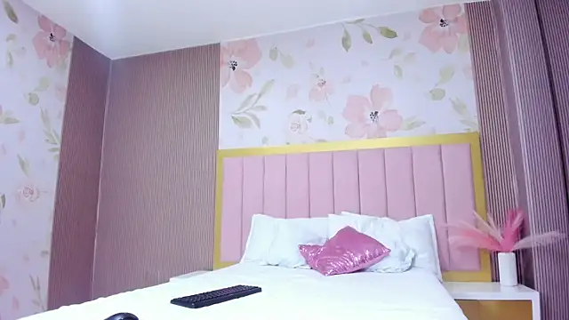 Snapshot of Alanah_R chatting on April 6, 2026, 2:29 pm Alanah R online show from April 6, 2026, 2:29 pm