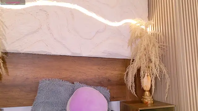 lara curly online show from April 9, 2026, 9:59 am