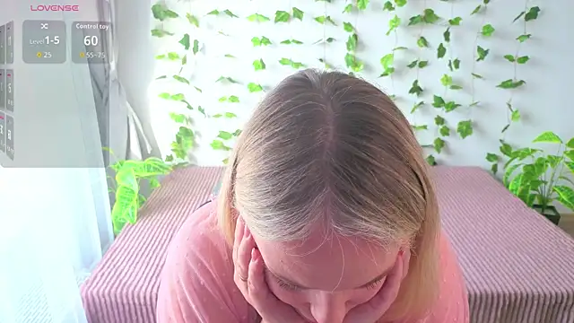 MonikFoxi online show from April 13, 2026, 4:05 am