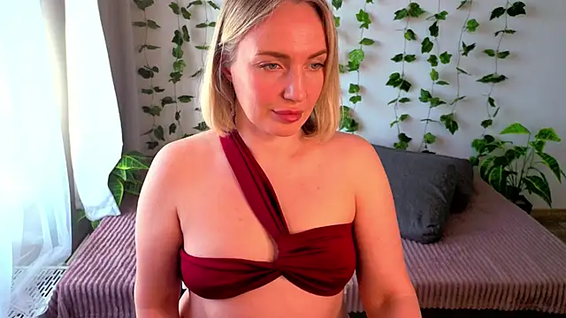 Snapshot of MonikFoxi chatting on April 29, 2026, 4:05 am MonikFoxi online show from April 29, 2026, 4:05 am