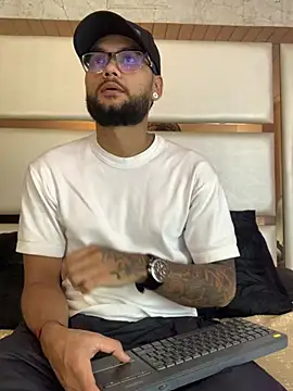 Snapshot of KyleJoss30 chatting on April 9, 2026, 9:32 pm KyleJoss30 online show from April 9, 2026, 9:32 pm