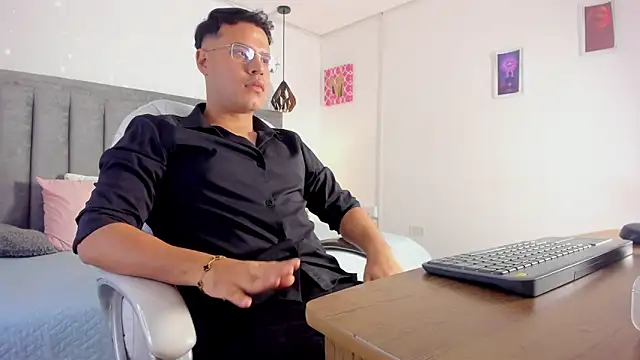 Snapshot of Liam_ruse chatting on March 21, 2026, 8:13 pm Liam ruse online show from March 21, 2026, 8:13 pm