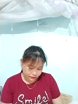 Snapshot of Moubie1 chatting on April 15, 2026, 4:33 pm Moubie1 online show from April 15, 2026, 4:33 pm