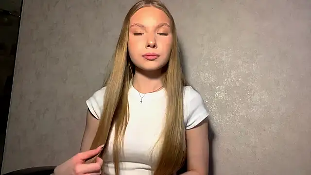 CarolineNine online show from April 12, 2026, 3:26 pm