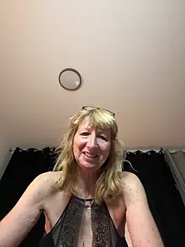 MatureKim online show from April 12, 2026, 8:01 pm