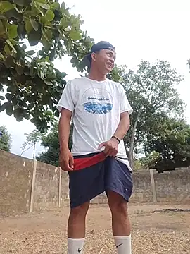 HOTRAINYGOLDEN online show from March 31, 2026, 12:07 pm