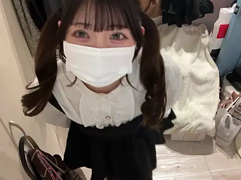 Snapshot of y-u-r-a-33 chatting on April 7, 2026, 7:43 am y-u-r-a-33 online show from April 7, 2026, 7:43 am