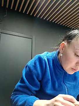 regina6125 online show from April 21, 2026, 3:51 pm