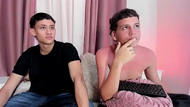 Snapshot of dennis_hills chatting on April 15, 2026, 9:04 pm dennis hills online show from April 15, 2026, 9:04 pm