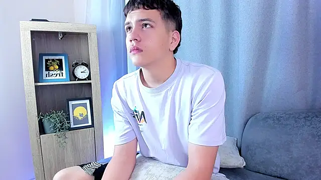 Snapshot of dennis_hills chatting on April 4, 2026, 12:12 pm dennis hills online show from April 4, 2026, 12:12 pm