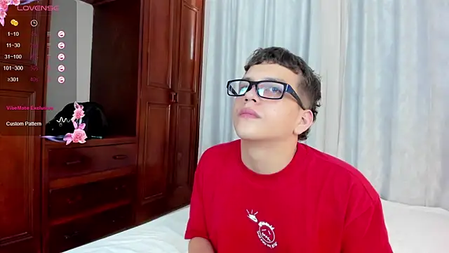 Snapshot of dennis_hills chatting on April 10, 2026, 7:21 pm dennis hills online show from April 10, 2026, 7:21 pm