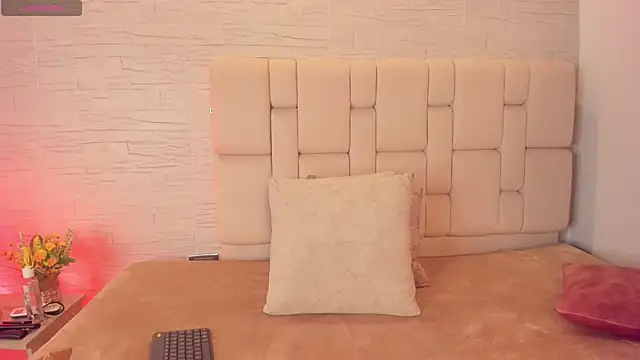 laurakane  online show from April 14, 2026, 11:48 am