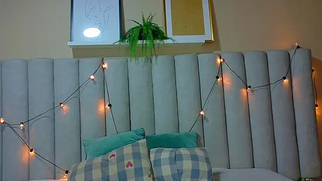 Snapshot of StarrMoon__ chatting on April 1, 2026, 2:57 am StarrMoon online show from April 1, 2026, 2:57 am