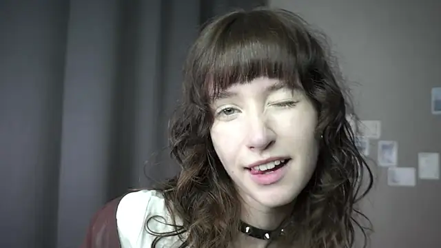 Snapshot of DellaLeck chatting on May 10, 2026, 7:49 pm DellaLeck online show from May 10, 2026, 7:49 pm