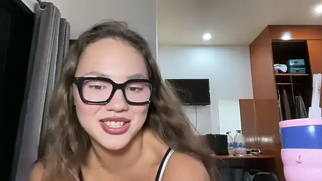 kamila 18 french online show from May 19, 2026, 2:13 pm