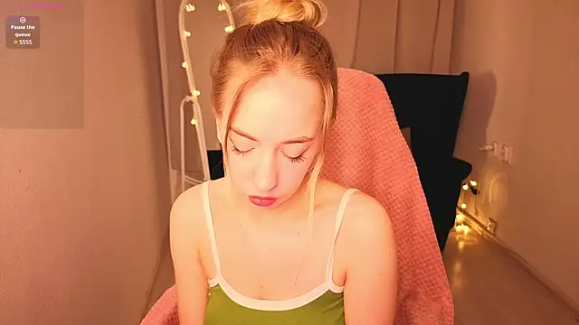 Snapshot of ShadowSparkle chatting on March 31, 2026, 8:33 pm ShadowSparkle online show from March 31, 2026, 8:33 pm