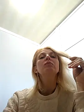 MiaLove183 online show from April 18, 2026, 11:23 am