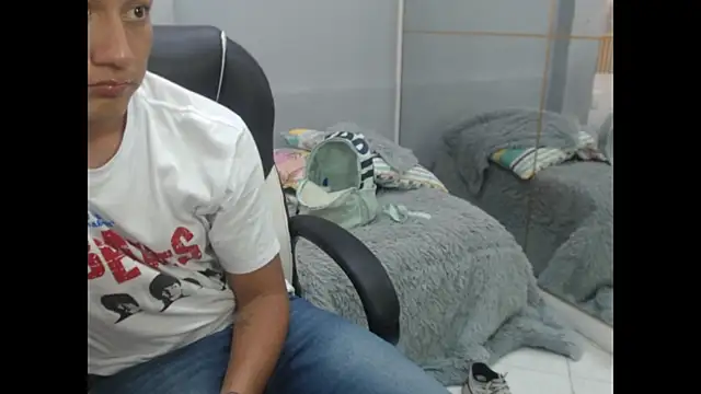 Snapshot of DominantBoy4 chatting on April 29, 2026, 9:32 pm DominantBoy4 online show from April 29, 2026, 9:32 pm