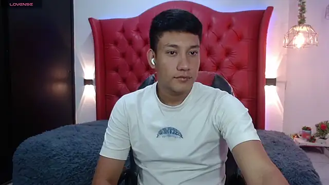 Snapshot of DominantBoy4 chatting on May 15, 2026, 9:13 pm DominantBoy4 online show from May 15, 2026, 9:13 pm