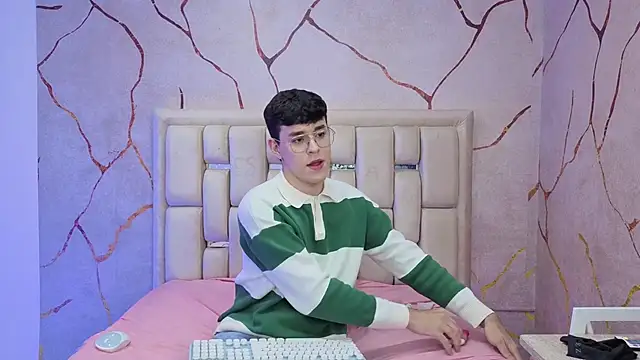 Tom Parker  online show from March 31, 2026, 10:23 pm