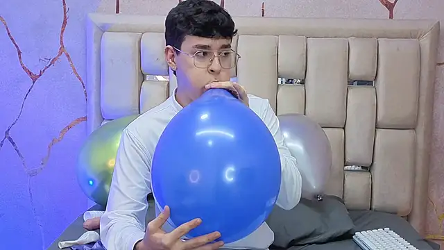 Tom Parker  online show from March 27, 2026, 9:05 pm