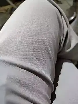 roselover2222 online show from April 9, 2026, 8:04 pm