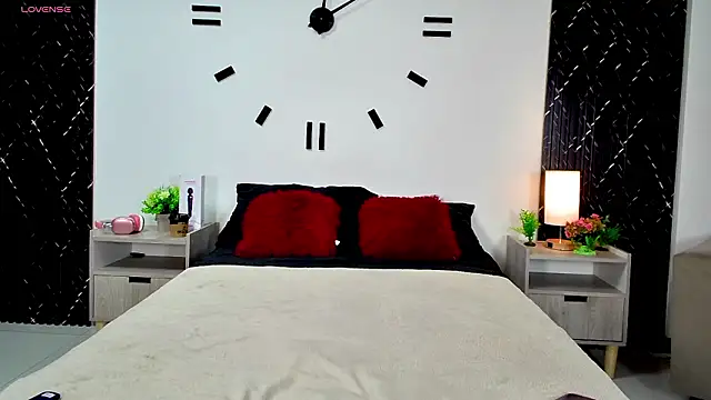 aurora petitee online show from March 26, 2026, 12:25 pm