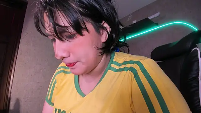 Snapshot of Carmillaa chatting on April 1, 2026, 10:28 pm Carmillaa online show from April 1, 2026, 10:28 pm